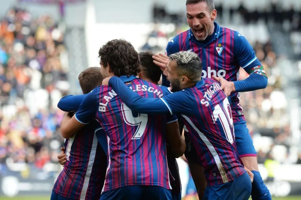 赛中两人配 赛中两人配